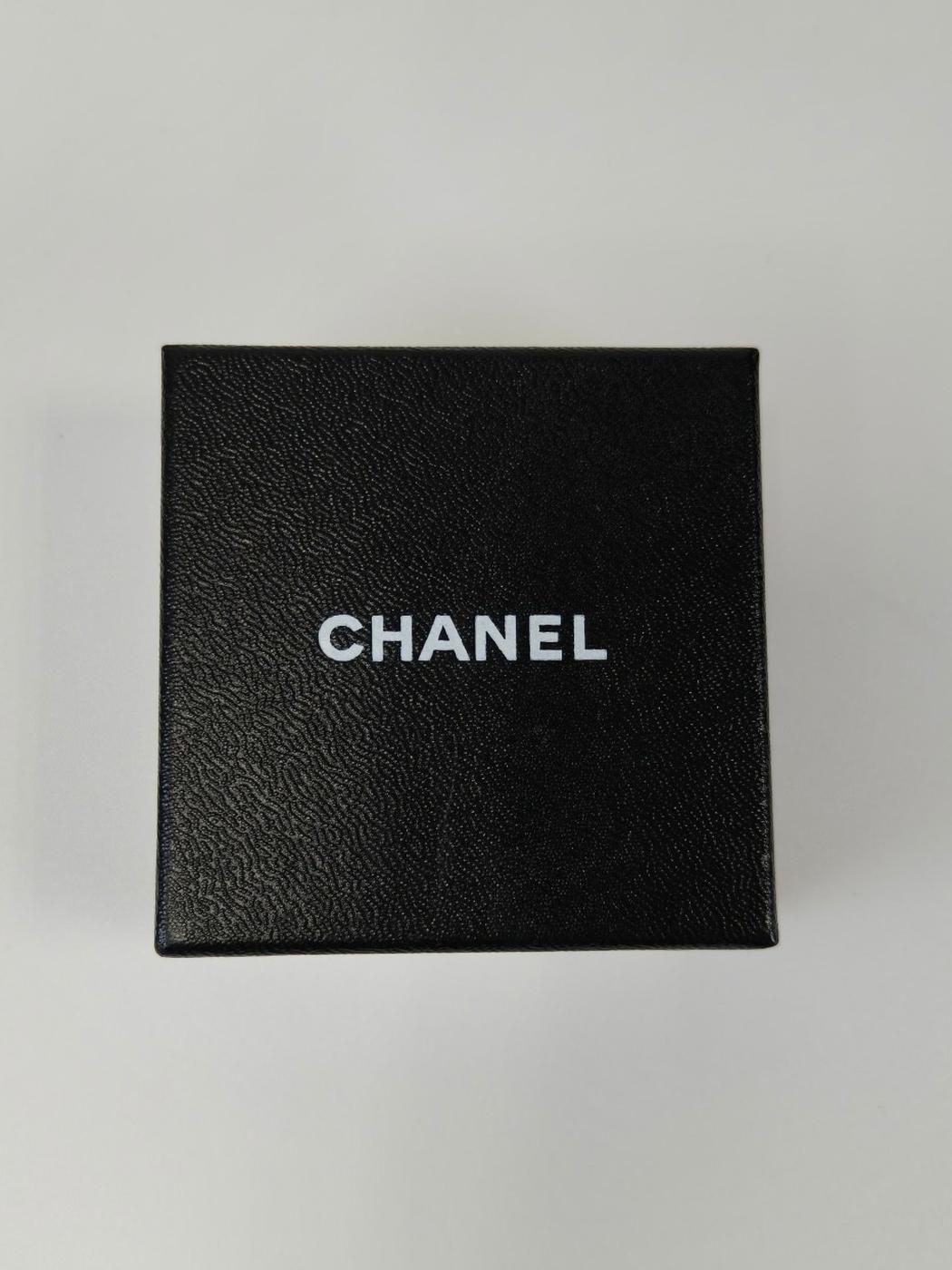 CHANEL 香奈儿 双C标志 珍珠耳钉 银色 款式编号:11224