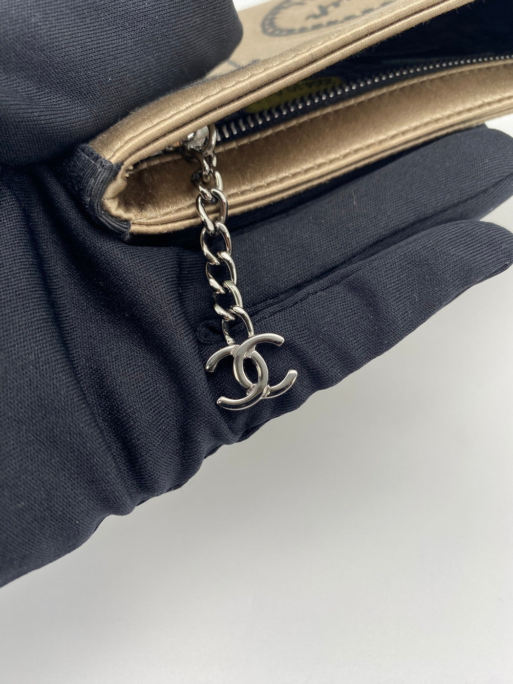 CHANEL シャネル 小物入れ 化粧ポーチ ポーチ サテン カーキ 管理番号:9393