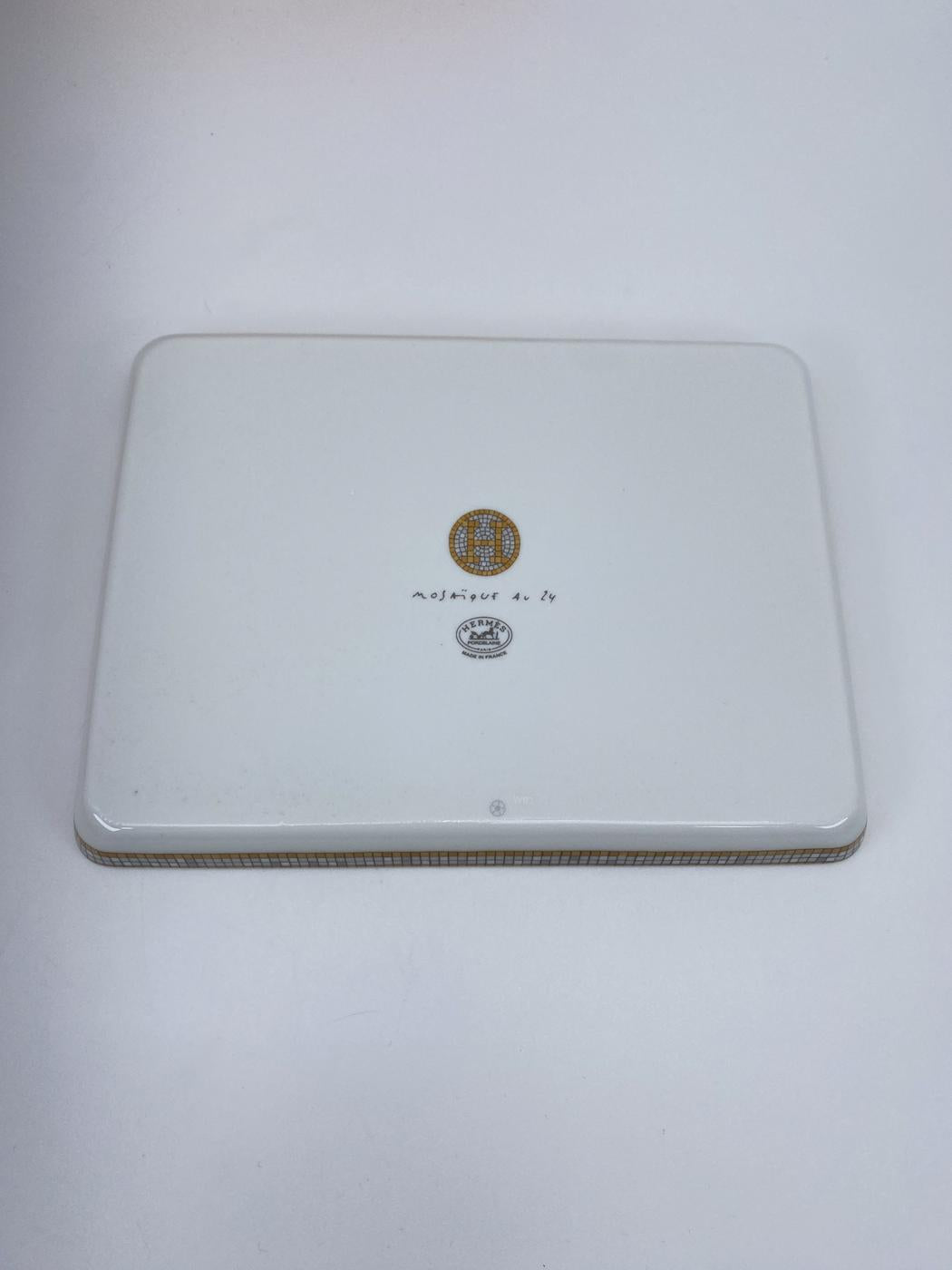 新品同様 HERMES エルメス 食器 トレー モザイク 24 ゴールド PM P026089P ポーセリン/24Kゴールド シルクスクリーンプリント 管理番号:9156