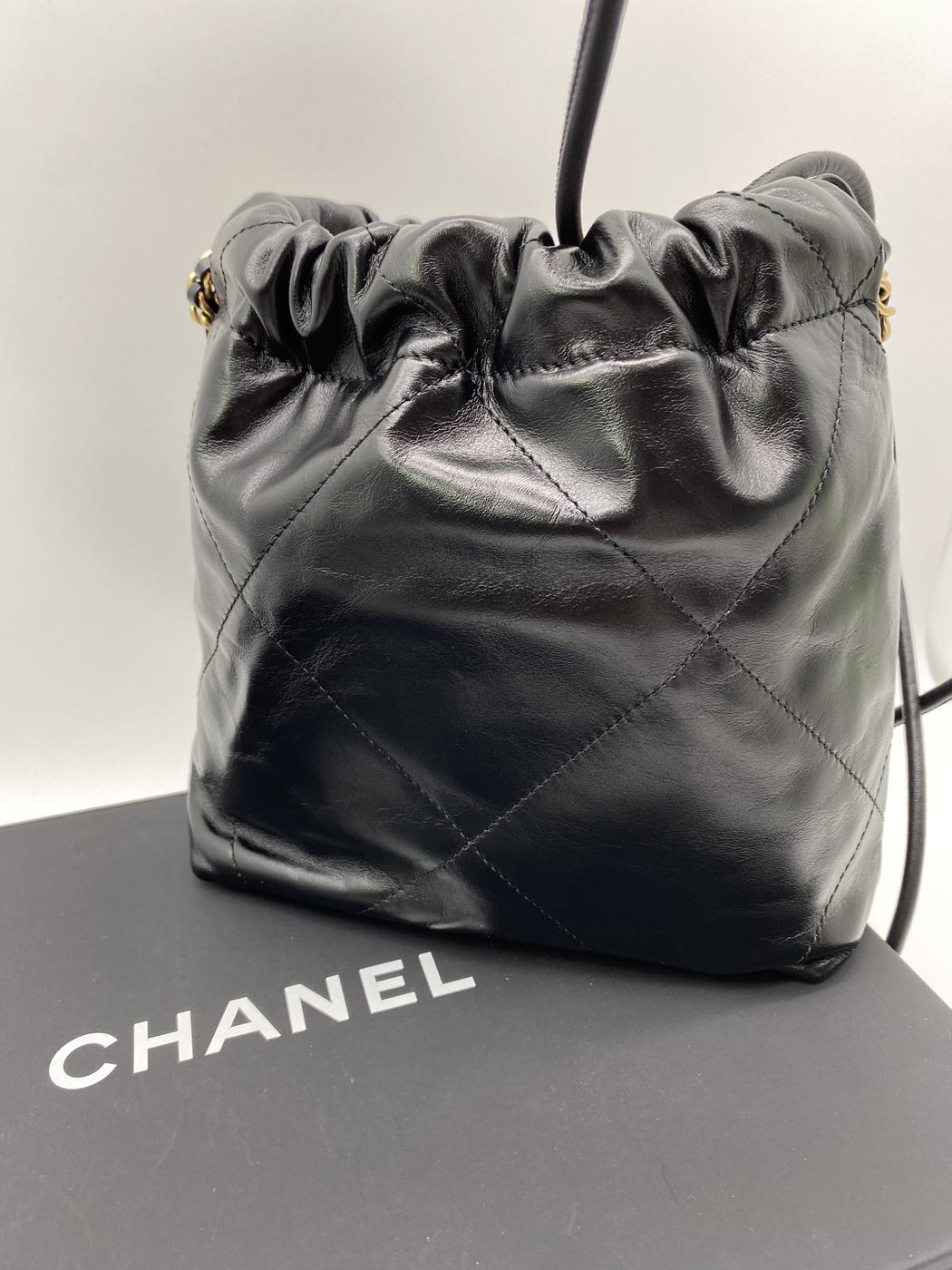 CHANEL シャネル 22 ミニ ハンドバック 黒×チェーンゴールド（ロゴ：ホワイト） 管理番号：8760
