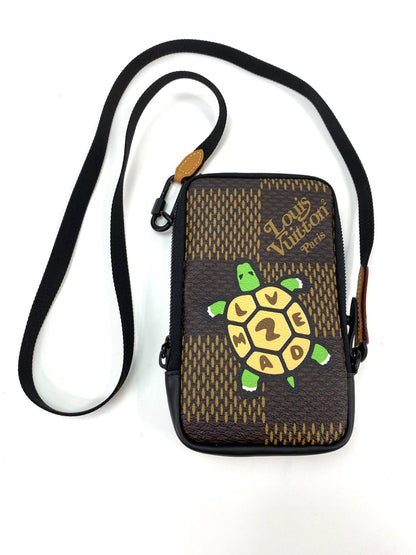 LOUIS VUITTON ルイヴィトン ダブルフォンポーチ NIGOコラボ 亀プリント N40377 ポシェット ショルダーバッグ ダミエ ジャイアント エベヌ 管理番号：10109