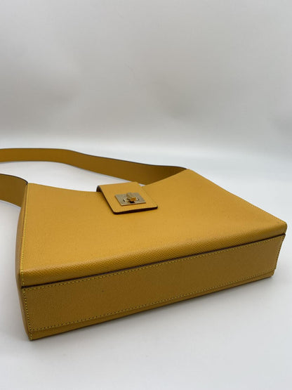 CELINE セリーヌ ショルダーバッグ イエロー ロゴ レザー ターンロック 管理番号：8293