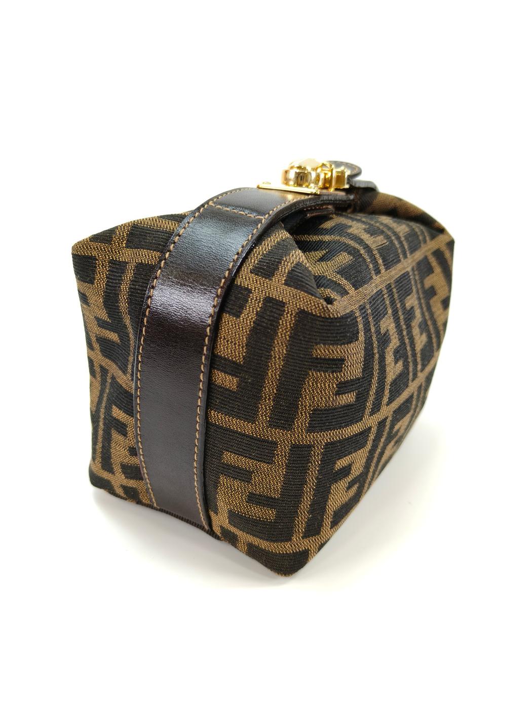 FENDI フェンディ アクセサリーポーチ クラッチバッグ バニティ ズッカ ベルト金具 管理番号：10115