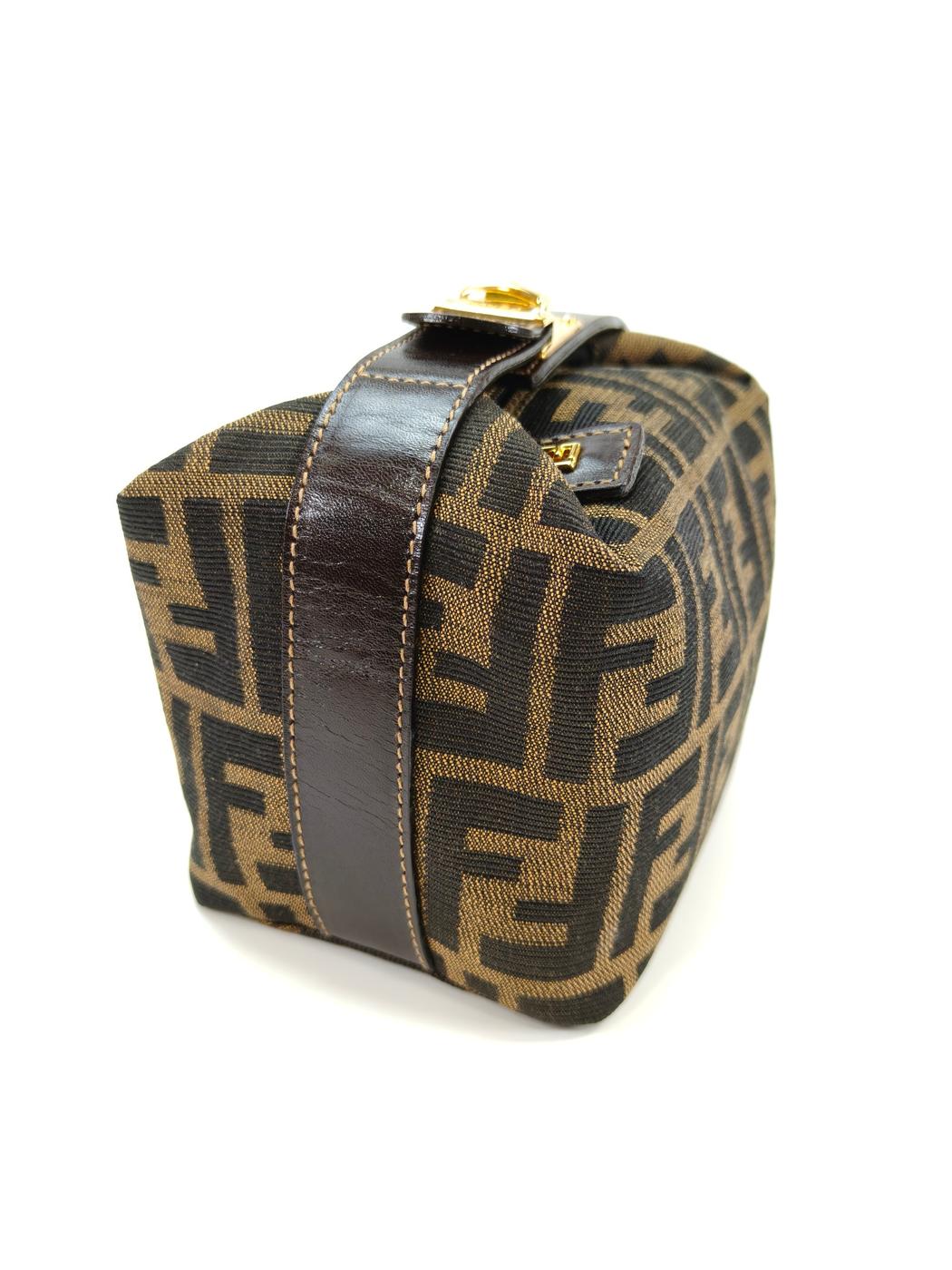 FENDI フェンディ アクセサリーポーチ クラッチバッグ バニティ ズッカ ベルト金具 管理番号：10115