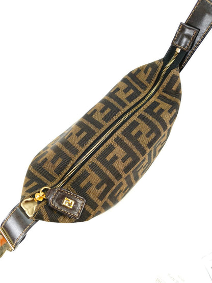 FENDI フェンディ アクセサリーポーチ クラッチバッグ バニティ ズッカ ベルト金具 管理番号：10115