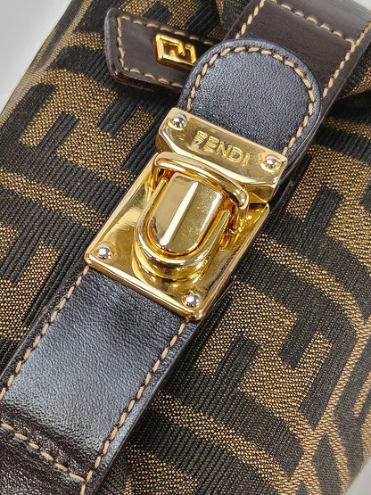 FENDI フェンディ アクセサリーポーチ クラッチバッグ バニティ ズッカ ベルト金具 管理番号：10115