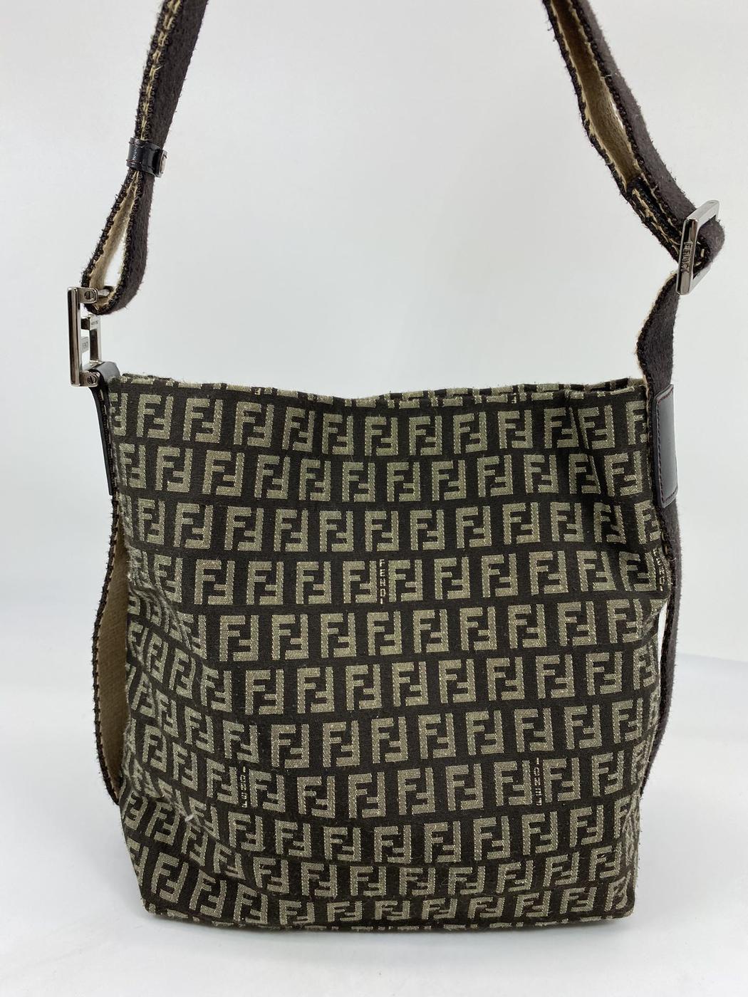 FENDI フェンディ ズッキーノ柄 ショルダーバッグ 斜め掛け キャンバス 管理番号：6667