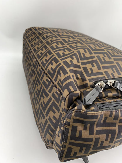 FENDI フェンディ ショルダーバッグ チェンジングバッグ 着替えバッグ 7VB013 ズッカ柄 ブラウン シルバー金具 管理番号：9043