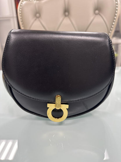 Salvatore Ferragamo サルヴァトーレフェラガモ ロゴマーク ショルダーバッグ レザー レディース ブラック 管理番号：7785