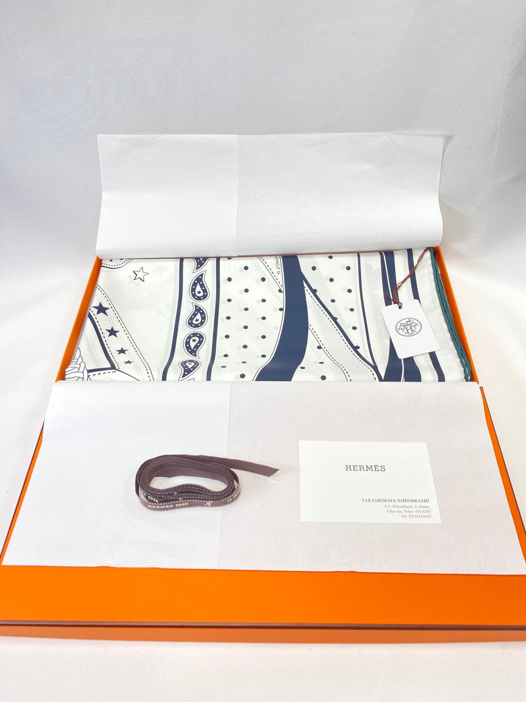 爱马仕 Hermès 羊绒真丝方巾，Carre Jean 140，2023 春夏系列，LA PROMENADE DU MATIN（晨间漫步），羊绒真丝，控制编号：9448