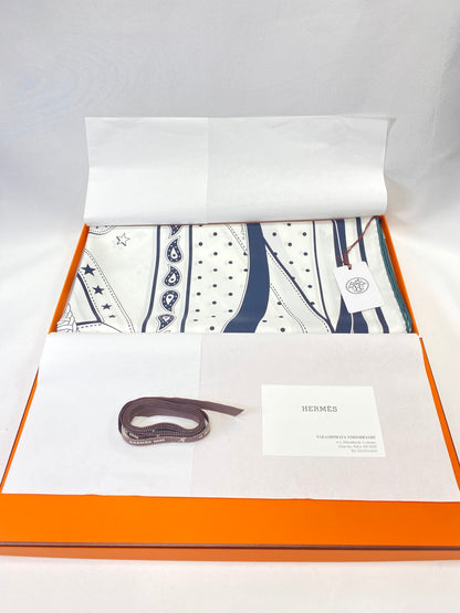 爱马仕 Hermès 羊绒真丝方巾，Carre Jean 140，2023 春夏系列，LA PROMENADE DU MATIN（晨间漫步），羊绒真丝，控制编号：9448