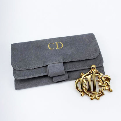 克里斯汀·迪奥 (Christian Dior) 迪奥 (Dior) 标志金质胸针。参考编号：9008。