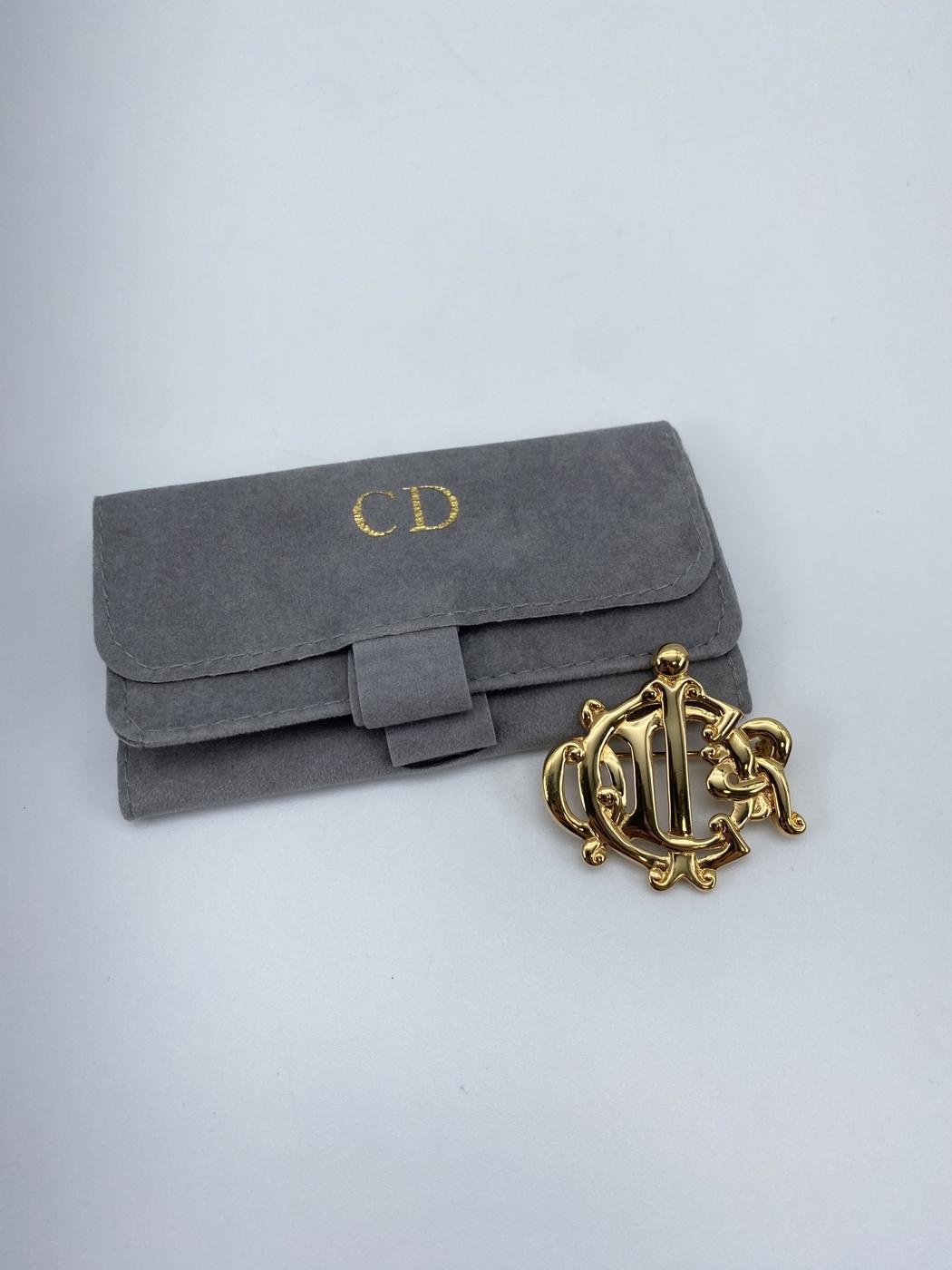 Christian Dior Dior logo emblem brooch engraved in gold. Reference number: 9008.