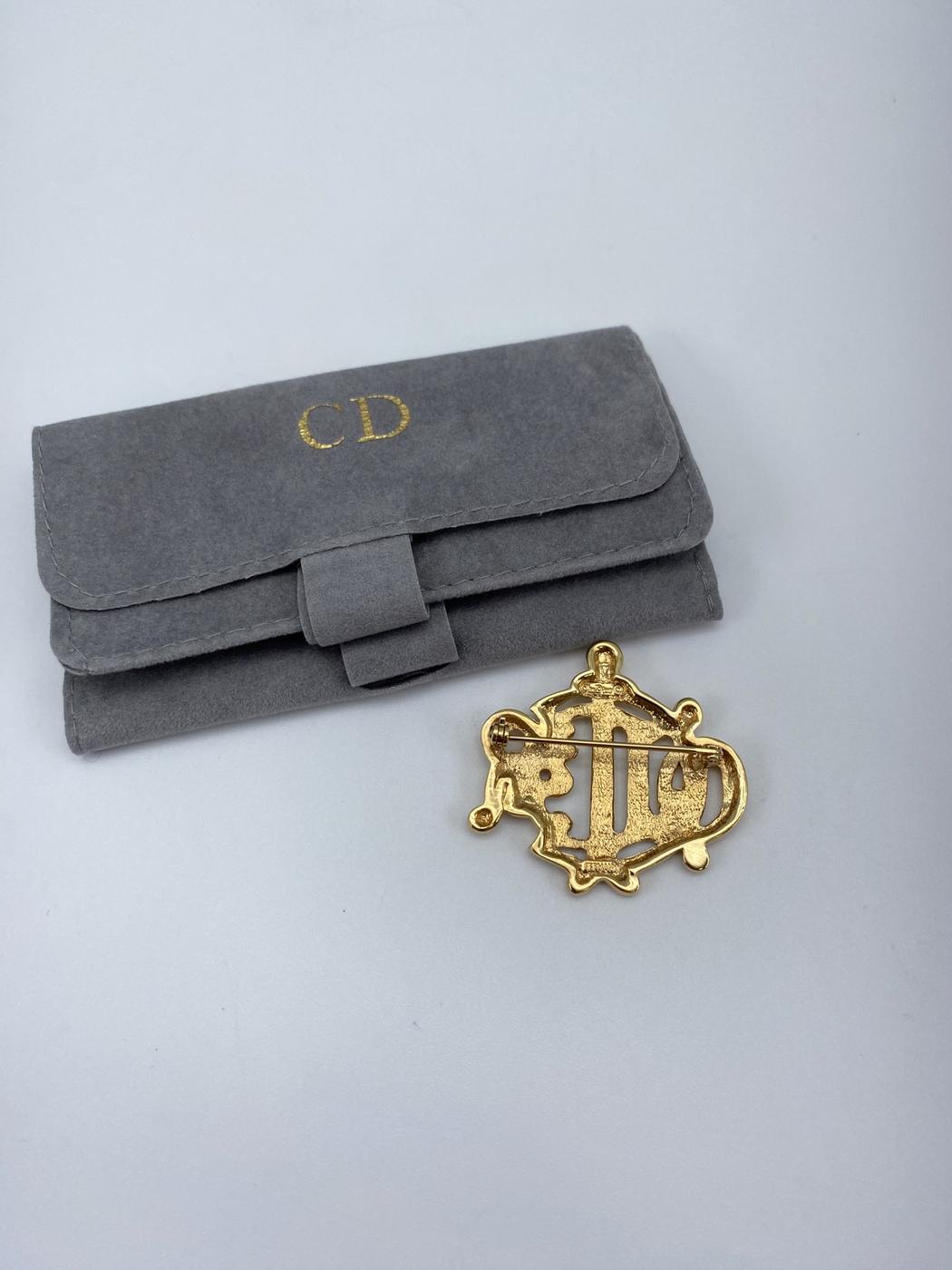 Christian Dior Dior logo emblem brooch engraved in gold. Reference number: 9008.