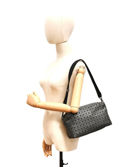 ISSEY MIYAKE イッセイミヤケ BAOBAO サドルバック ワントーンショルダー グレー 管理番号：11770