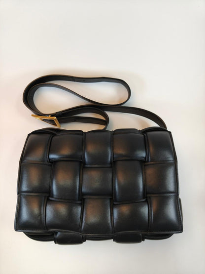 Bottega Veneta ボッテガ パデッド カセット イントレチャート ショルダーバッグ ブラック 管理番号：10747