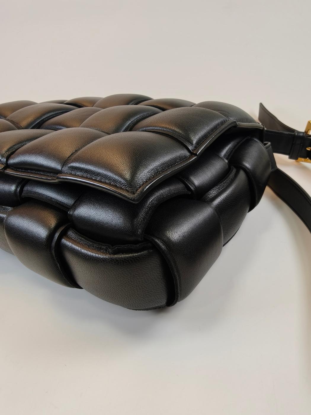 Bottega Veneta ボッテガ パデッド カセット イントレチャート ショルダーバッグ ブラック 管理番号：10747