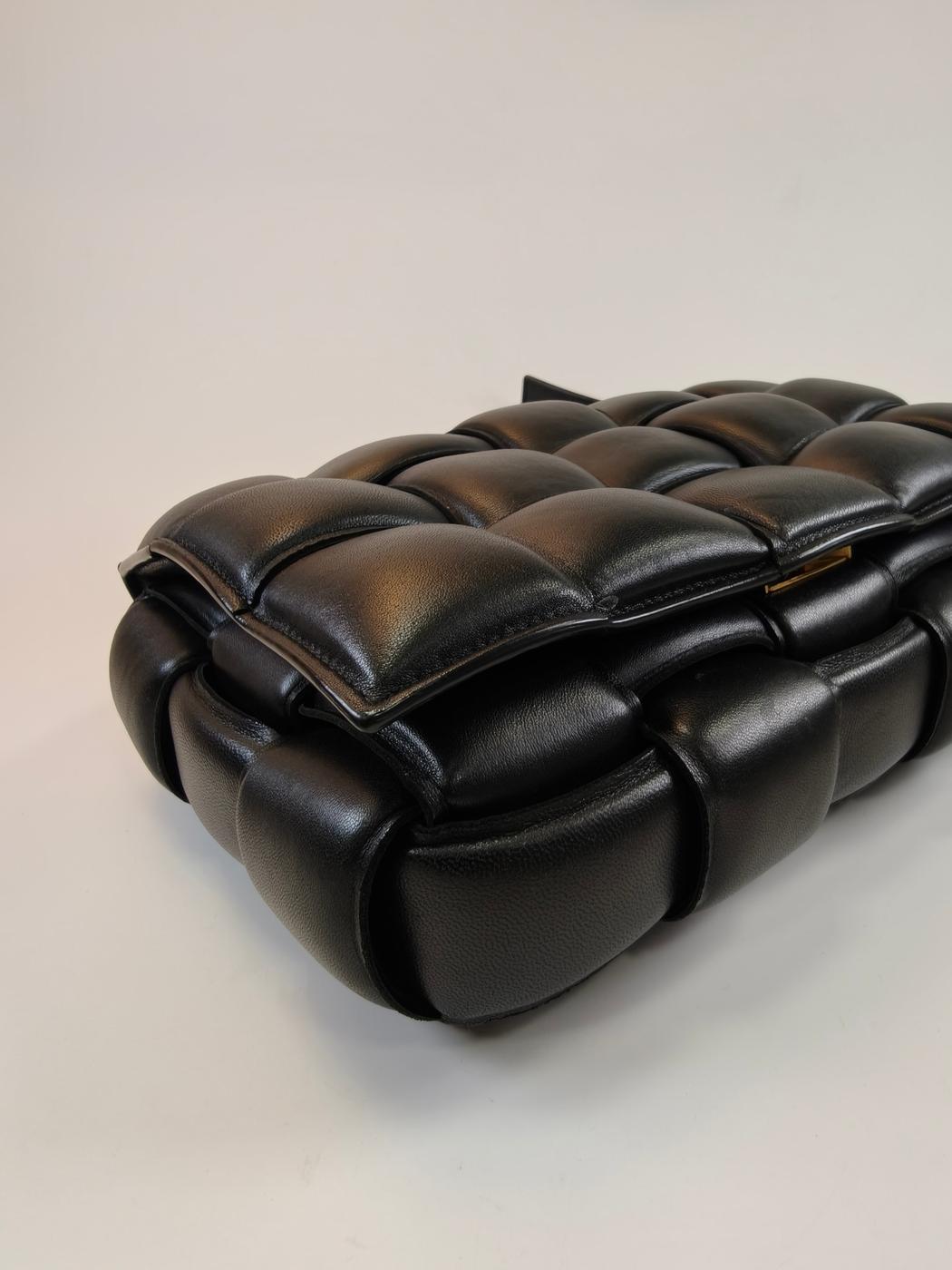 Bottega Veneta ボッテガ パデッド カセット イントレチャート ショルダーバッグ ブラック 管理番号：10747
