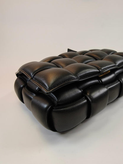 Bottega Veneta ボッテガ パデッド カセット イントレチャート ショルダーバッグ ブラック 管理番号：10747