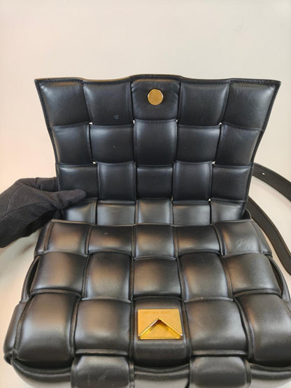 Bottega Veneta ボッテガ パデッド カセット イントレチャート ショルダーバッグ ブラック 管理番号：10747