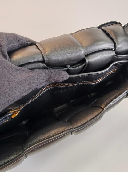 Bottega Veneta ボッテガ パデッド カセット イントレチャート ショルダーバッグ ブラック 管理番号：10747